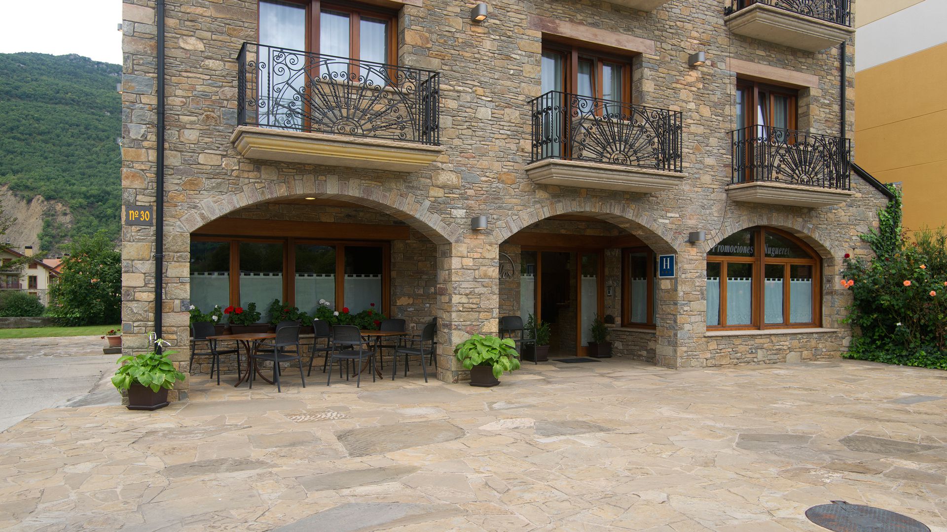 Your hotel in the Pyrenees, your house in Campo