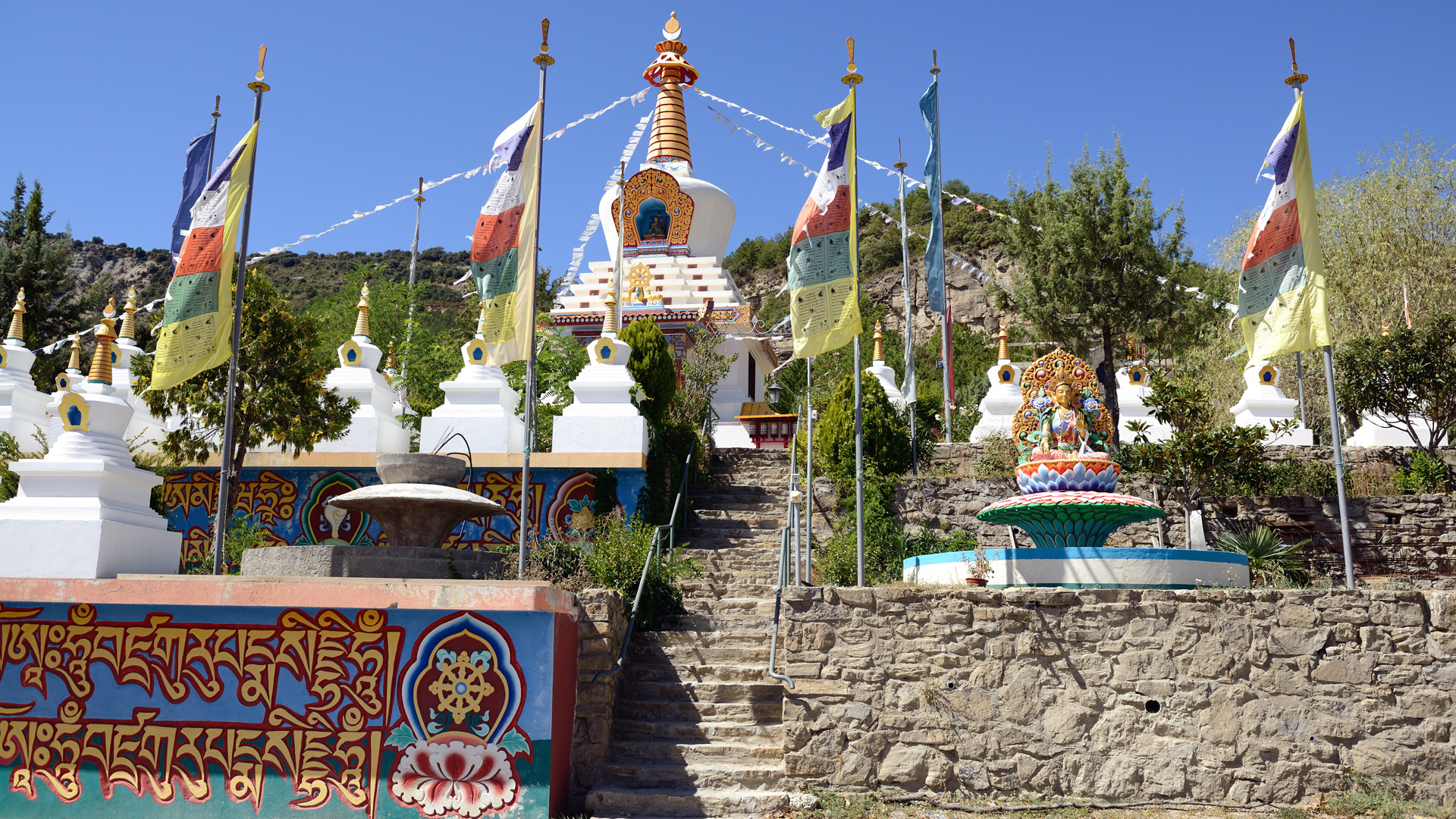 Templo budista - Panillo (Huesca)